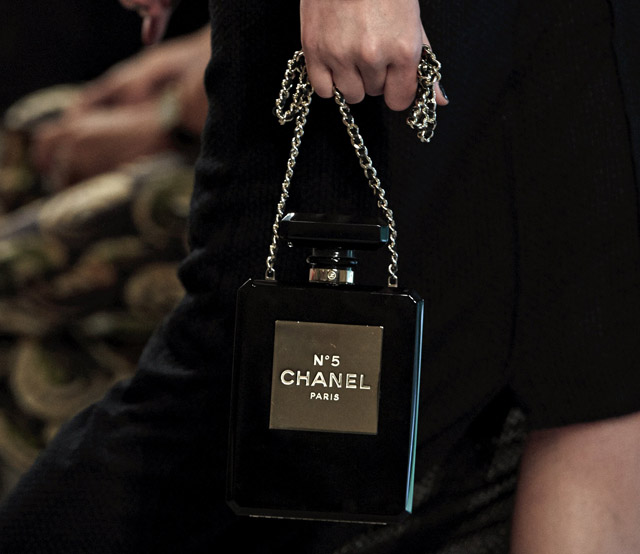 Chanel-No.-5-Perfume-Bottle-Clutch nera
